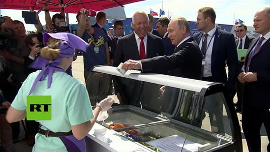 Tổng thống Putin sảng khoái mua kem đãi cấp dưới