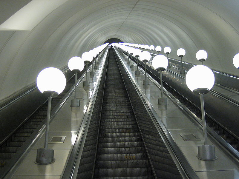 Moskva: 6 du khách TQ bị trượt ngã trên thang cuốn trong ga tàu điện ngầm