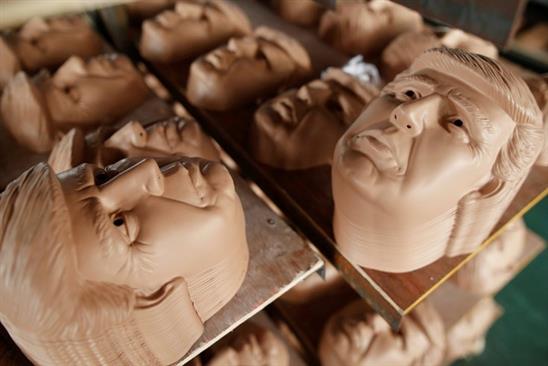 Cận cảnh nơi sản xuất hàng loạt mặt nạ Donald Trump
