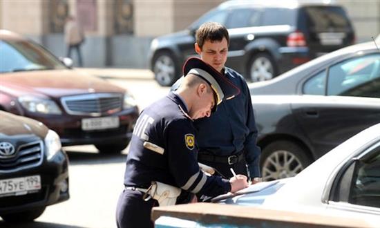 Cảnh sát giao thông Nga được mặc thường phục để chặn tài xế ẩu