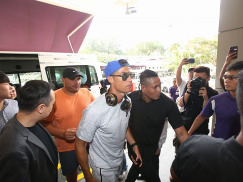 Ronaldo gây náo loạn khi tới thăm ái nữ nhà tỷ phú Singapore