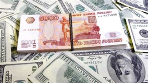 Vì sao đồng ruble Nga giảm kỷ lục?