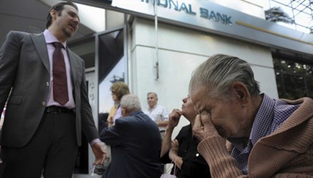 Hy Lạp đóng cửa ngân hàng, chứng khoán toàn cầu lao dốc