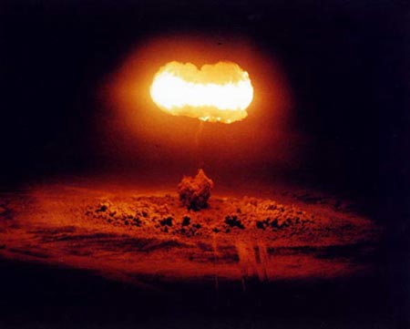 Trung Quốc doạ sử dụng bom neutron nếu Mỹ phát động chiến tranh