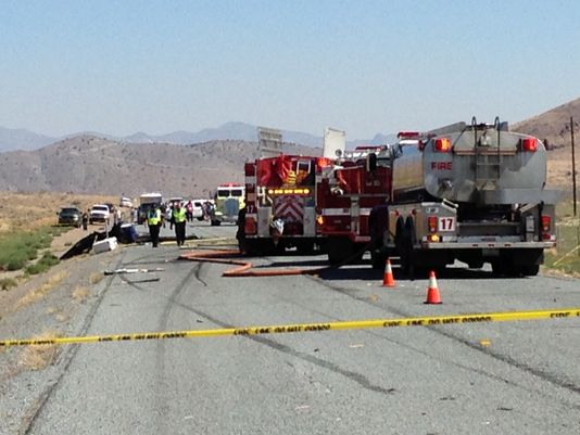 Mỹ: Máy bay bốc cháy dữ dội vì đâm trúng xe tải trên đường cao tốc
