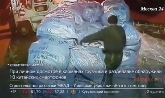 Sheremetyevo: Bắt giữ nhân viên bốc dỡ hàng lấy trộm nhiều điện thoại di động