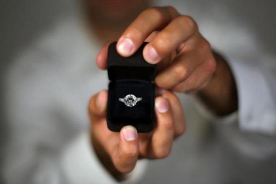 ''Sống ảo'': Khát ''like'', 40% phụ nữ Anh thích khoe trực tiếp màn cầu hôn của mình