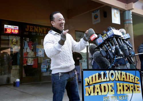 Một người Mỹ gốc Việt 'bỏ túi' 1 triệu USD nhờ bán vé số trúng độc đắc