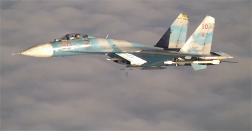 Cận cảnh Su-27 Nga “áp sát” máy bay săn ngầm của NATO