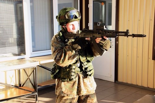 Lính Nga nhận AK-12 và AK-103 mới, phương Tây bắt đầu...