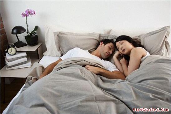 Suốt 1 tuần tân hôn, hai vợ chồng chỉ biết nhìn nhau trân trối rồi quay ra ngủ