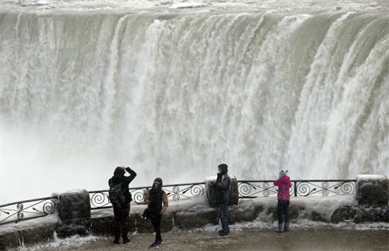 Hình ảnh ngoạn mục của một thác nước đóng băng ở Mỹ
