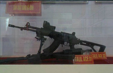 Việt Nam thay súng AK-47 thu hút truyền thông quốc tế