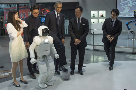 Tổng thống Obama đá bóng với robot Nhật