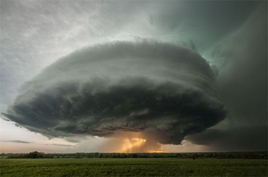 Hãi hùng cảnh đám mây dông khổng lồ hình nấm xuất hiện ở Kansas