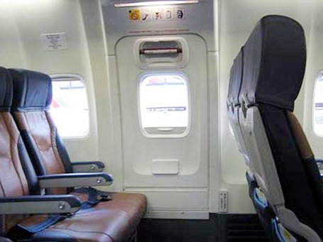 Hành khách Vietnam Airlines lại tự ý mở cửa thoát hiểm