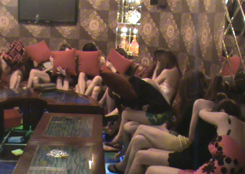 Karaoke ôm hạng sang ở Sài Gòn bị 'sờ gáy'