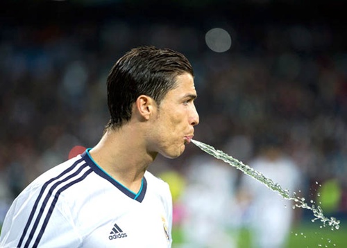 Ronaldo “không nhổ bọt” vào Mourinho