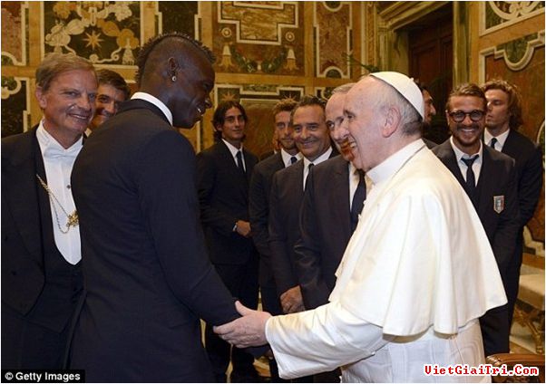 Giáo hoàng Pope Francis ân cần dạy bảo Balotelli và Messi