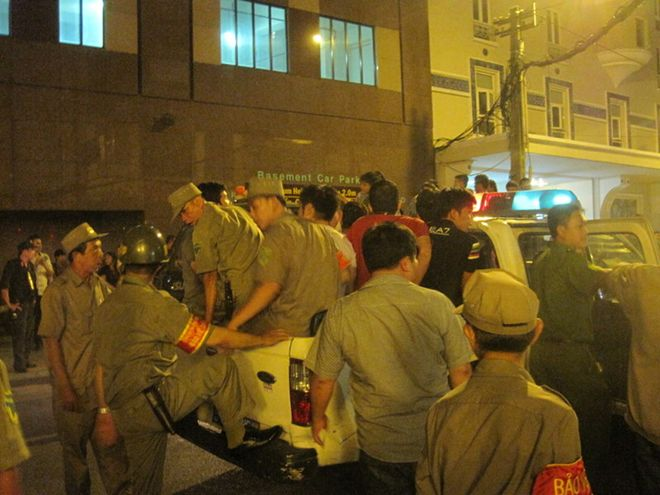 Hàng trăm cảnh sát đột kích 2 quán bar trá hình ở Sài Gòn