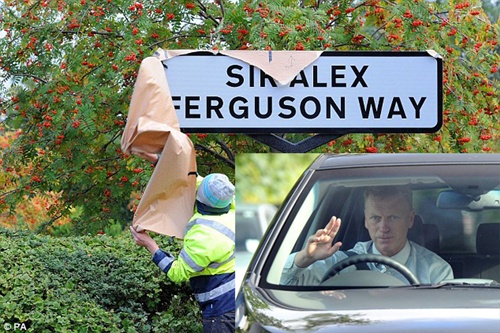 Xe của Moyes chết máy trên đường Sir Alex Ferguson