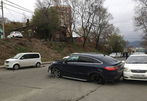 Vladivostok: Chú mèo băng qua đường khiến 12 chiếc xe va chạm liên hoàn