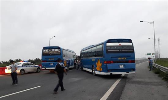 Tạm giữ hai xe khách chắn đường cao tốc Hà Nội - Hải Phòng