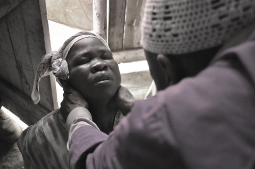 Nữ 'thần y' gieo rắc dịch Ebola khắp Tây Phi