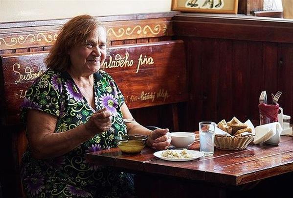Độc đáo quán cà phê miễn phí ăn trưa cho người già tại Nga