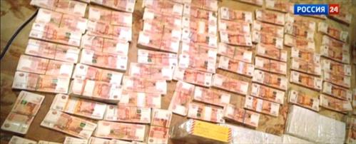 Nga: Khám nhà tỉnh trưởng, thu 2 tạ tiền mặt, 800 báu vật