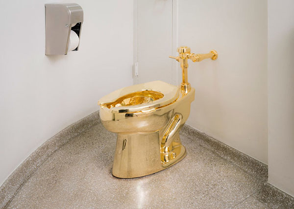 Trăm nghìn người xếp hàng để sử dụng toilet bằng vàng