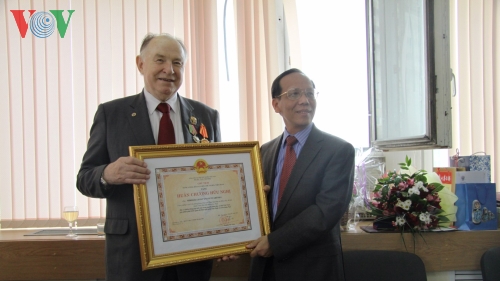 Viện sỹ Nga nhận Huân chương Hữu nghị của Việt Nam