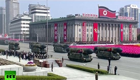 Triều Tiên trình diễn hai loại tên lửa mới