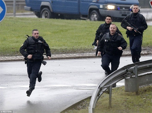Video cảnh sát truy đuổi dồn dập hung thủ xả súng Charlie Hebdo