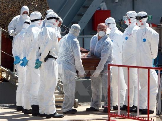 Chìm tàu chở người nhập cư ngoài khơi Libya, ít nhất 30 người chết