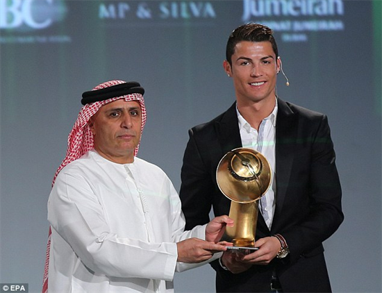 Ronaldo nhận giải thưởng Cầu thủ hay nhất năm 2013
