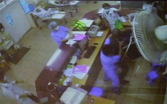 CLIP SỐC: Người nhà bệnh nhân ném, vác ghế tấn công bác sĩ bệnh viện Bạch Mai