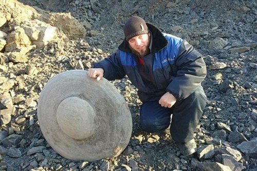 Phát hiện vật thể lạ có hình UFO chôn sâu dưới lòng đất tại Nga