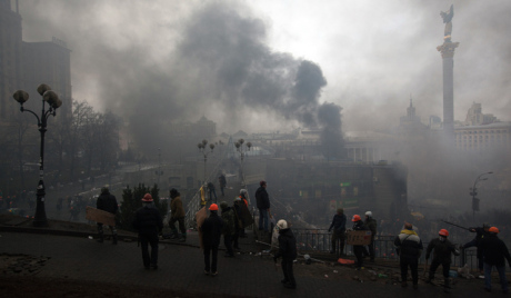 Người dân Kiev ồ ạt mua thực phẩm và xăng