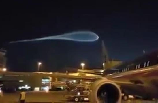 Video: Vệt sáng lạ ở sân bay Mỹ khiến cả thế giới hoang mang