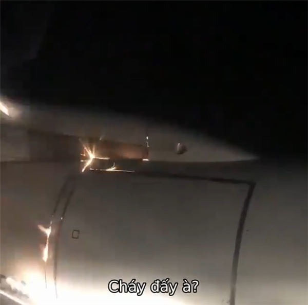 Clip: Hành khách cười đùa quay clip không chút sợ hãi dù thấy máy bay đang bốc cháy