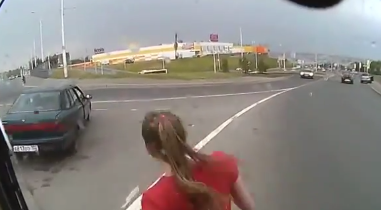 Video: Nhanh một giây, thiếu nữ Nga suýt chậm một đời