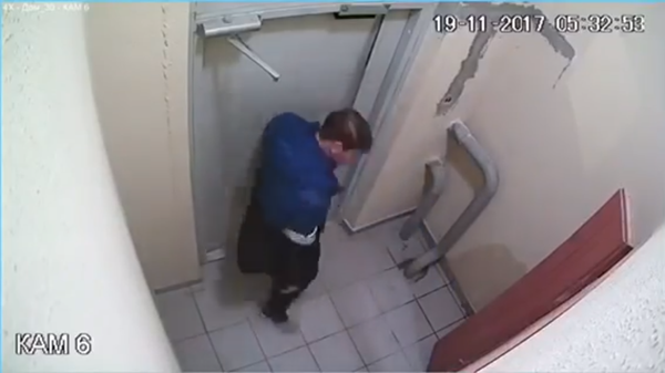 Video: Mắc sai lầm ngớ ngẩn, người đàn ông mắc kẹt trong tòa nhà suốt 3 tiếng đồng hồ