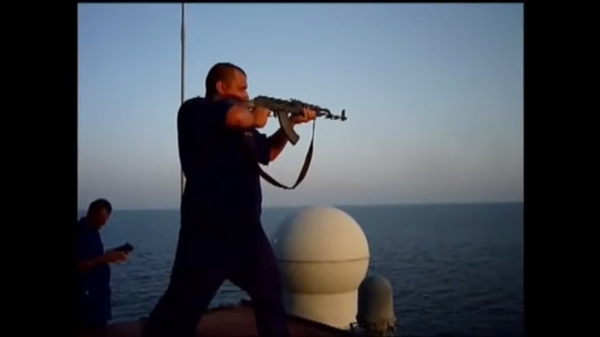 Video: Hải quân Nga bắn xối xả tiêu diệt cướp biển Somalia