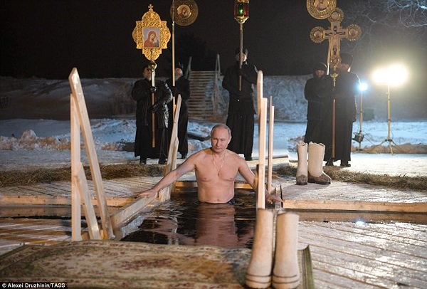 Vladimir Putin ngâm mình vào lỗ băng ở Seliger