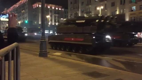 Video: Dàn thiết giáp, UAV Nga đổ về Moscow diễn tập cho lễ diễu binh
