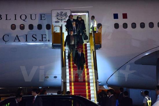 Tổng thống Pháp đã đặt chân xuống sân bay Quốc tế Nội Bài