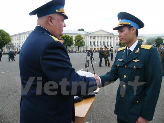 Sinh viên Việt nhận bằng đỏ Trường Quân sự Phòng không của Nga