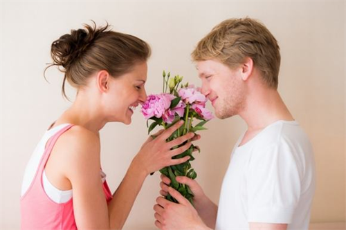 7 bí quyết khiến chồng luôn cười hạnh phúc khi bên cạnh bạn