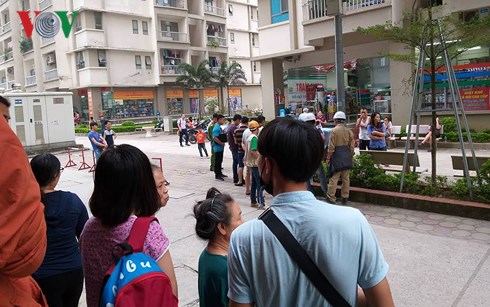 Truy tìm kẻ rút súng bắn vợ giữa chung cư ở Hà Nội